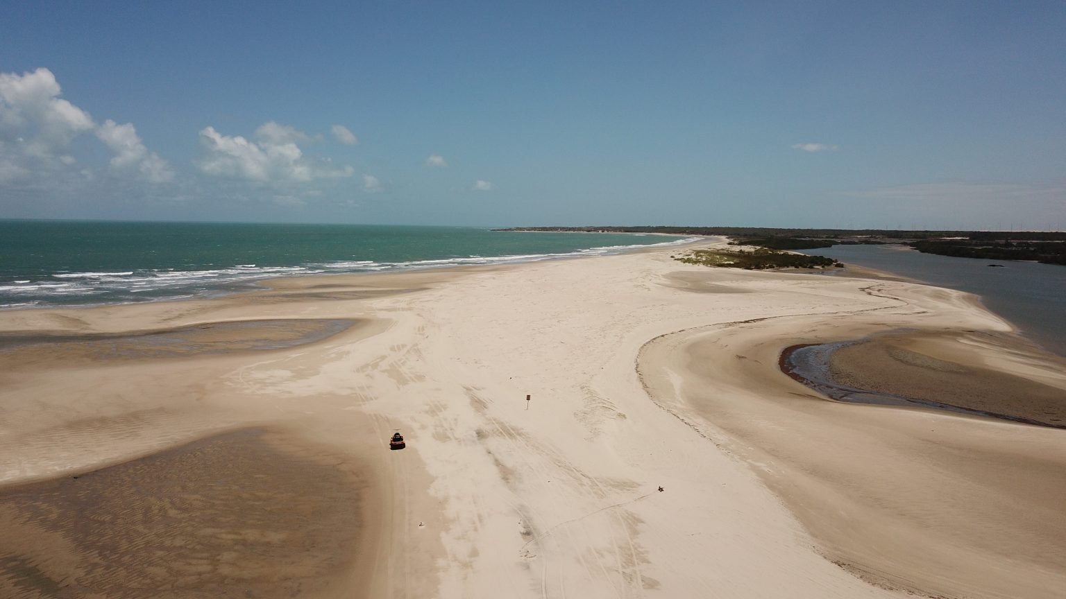 Dunas e praia deserta de Fortim, Ceará, vistas de drone